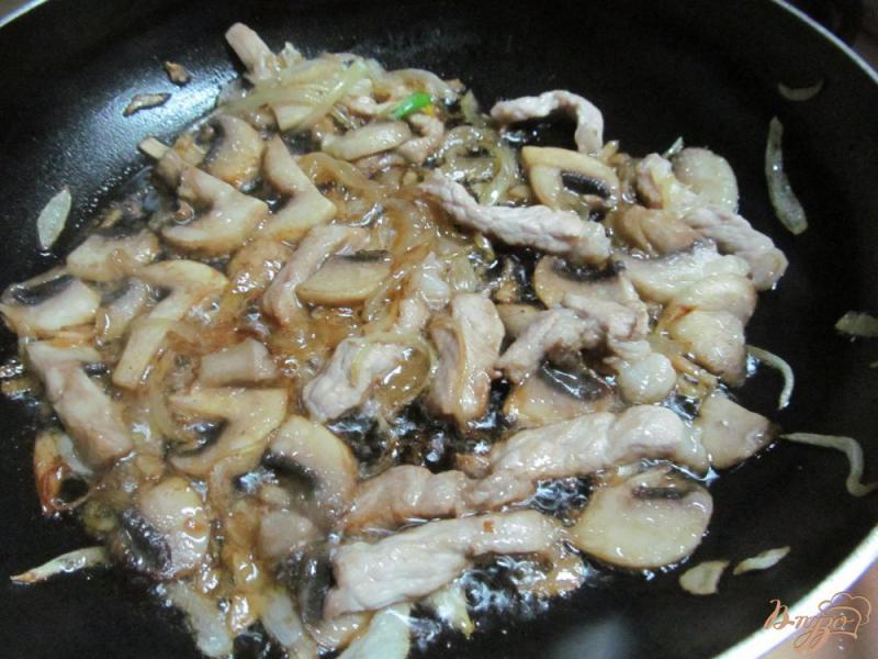 Фото приготовление рецепта: Свинина с грибами по китайски шаг №6