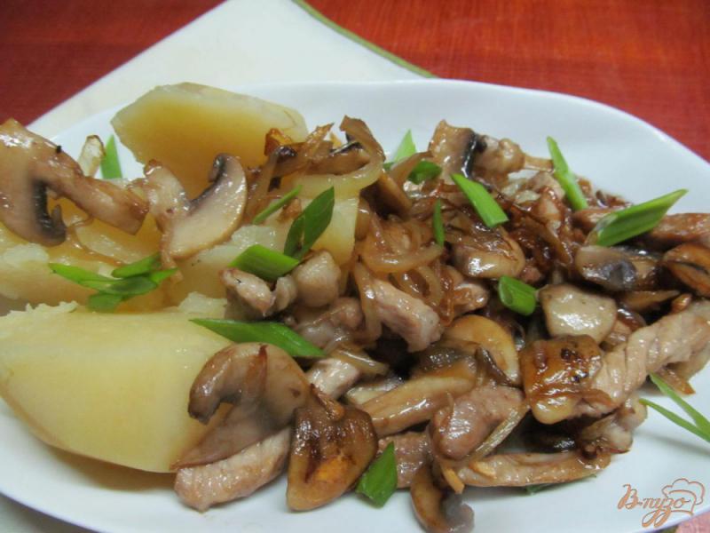 Фото приготовление рецепта: Свинина с грибами по китайски шаг №7