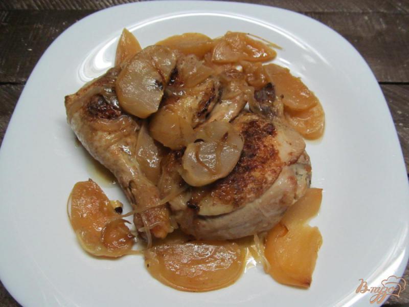 Фото приготовление рецепта: Куриные окорочка в яблоках шаг №5