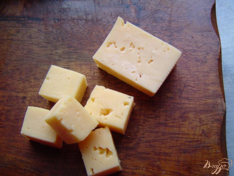 Фото приготовление рецепта: Канапе с сыром, оливками и креветками шаг №1