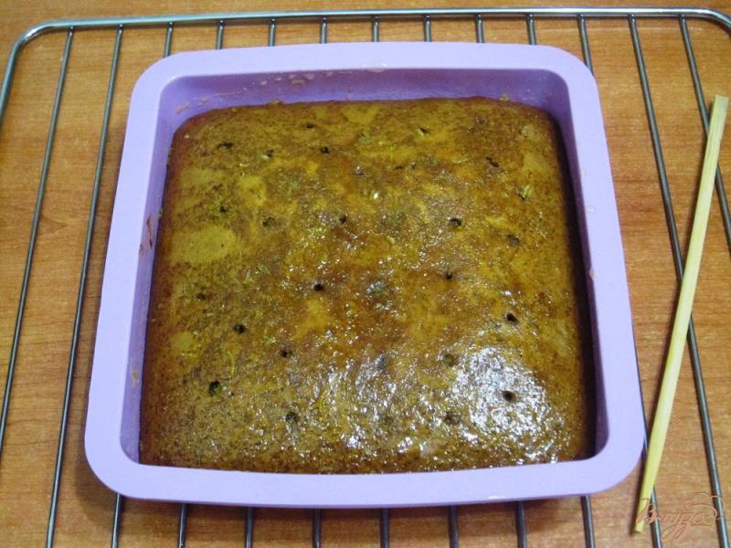 Фото приготовление рецепта: Медовый кекс с лимоном шаг №11