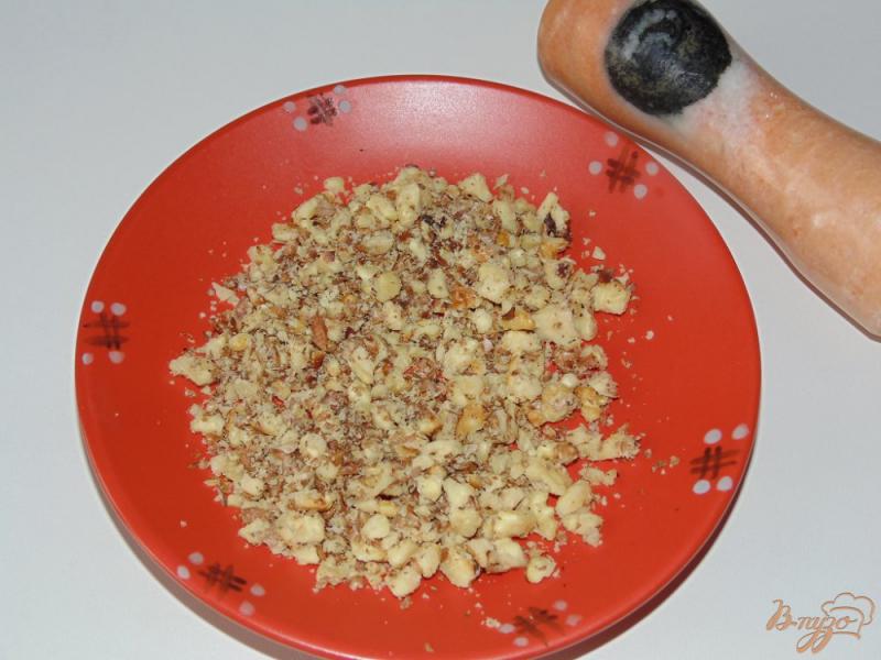 Фото приготовление рецепта: Свекольный салат с грецкими орехами шаг №4