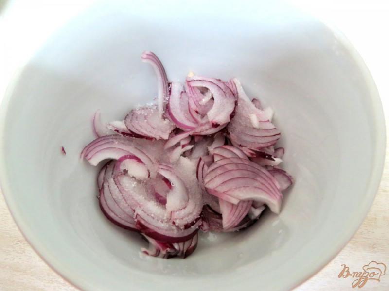 Фото приготовление рецепта: Салат со сметанной заправкой с горчицей шаг №4
