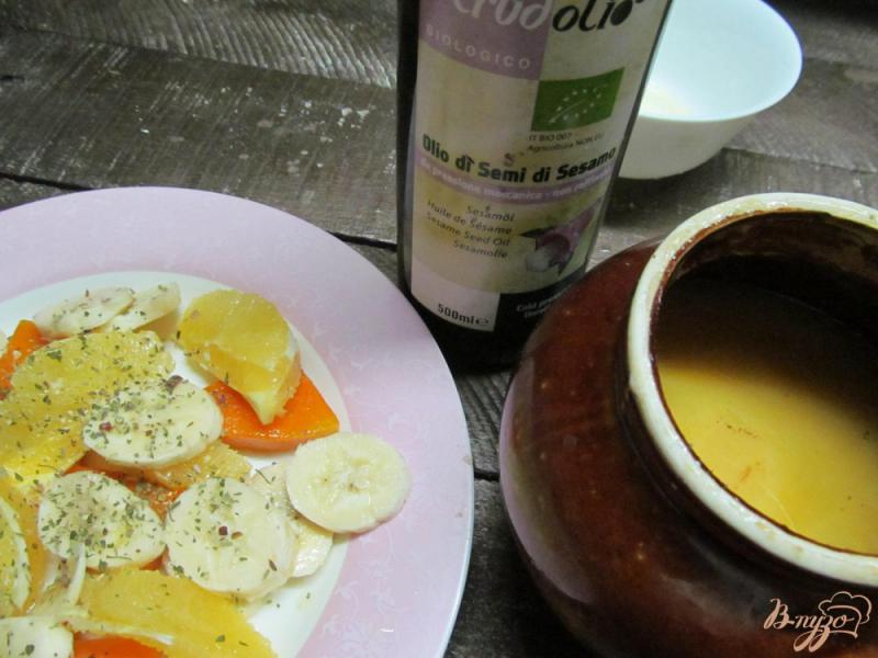 Фото приготовление рецепта: Салат из апельсина тыквы и банана шаг №4