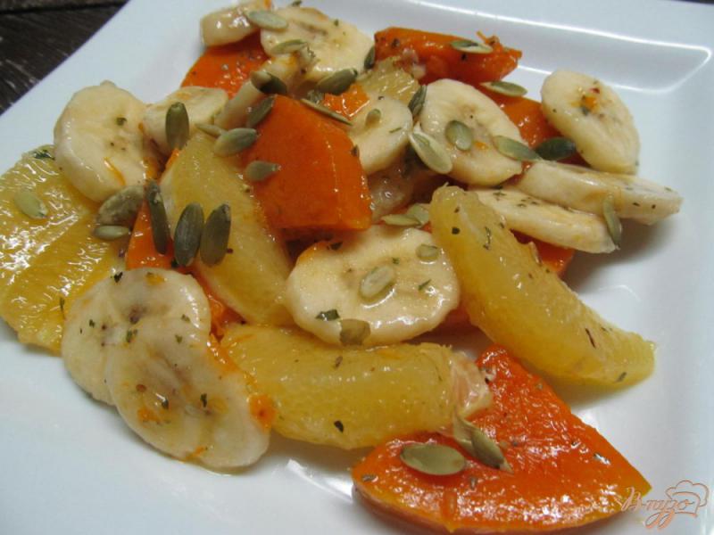 Фото приготовление рецепта: Салат из апельсина тыквы и банана шаг №5