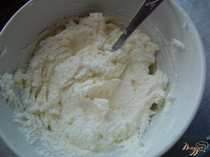 Фото приготовление рецепта: Творожный десерт с хурмой и медом шаг №3