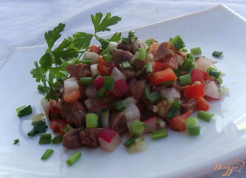 Фото приготовление рецепта: Салат из печени трески, помидора, редиса с соевым соусом шаг №6