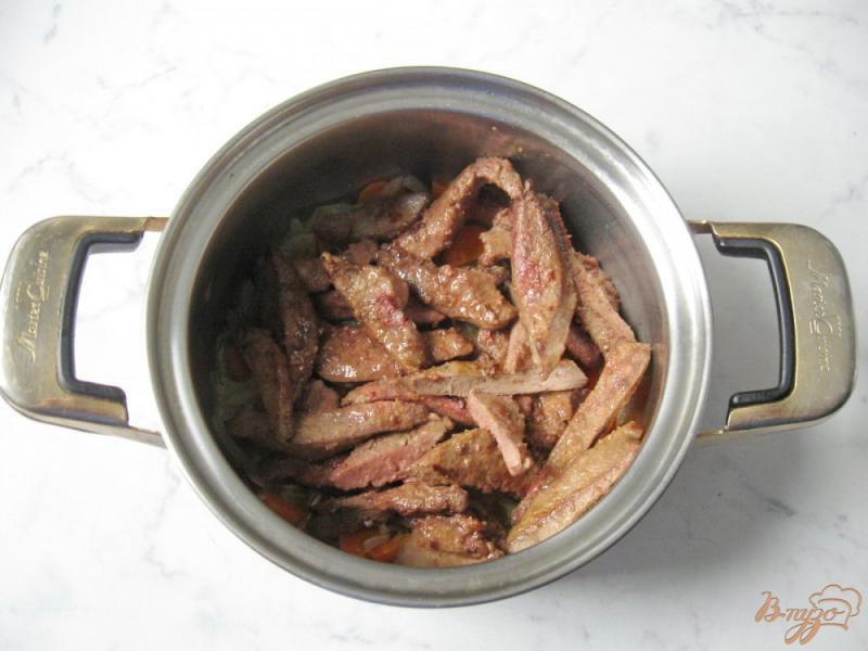Фото приготовление рецепта: Свиная печень в томатно-сметанном соусе шаг №4