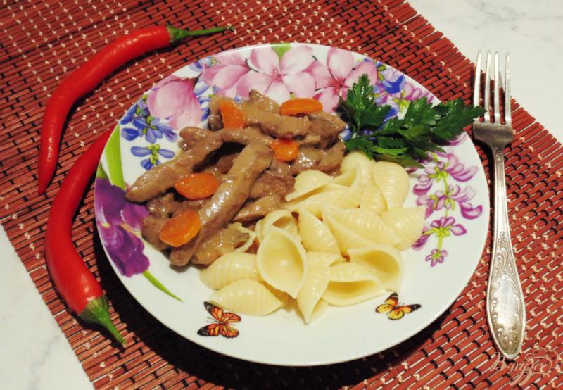 Фото приготовление рецепта: Свиная печень в томатно-сметанном соусе шаг №7