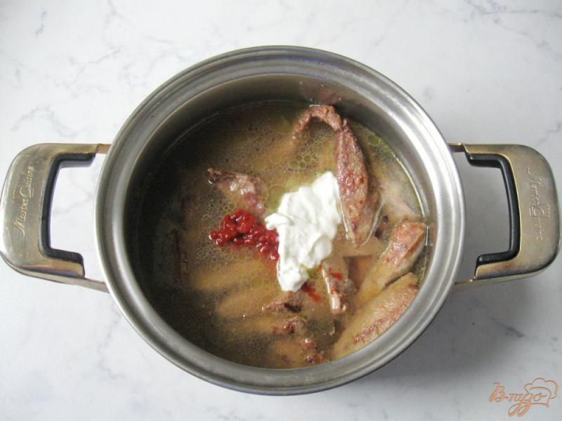 Фото приготовление рецепта: Свиная печень в томатно-сметанном соусе шаг №5