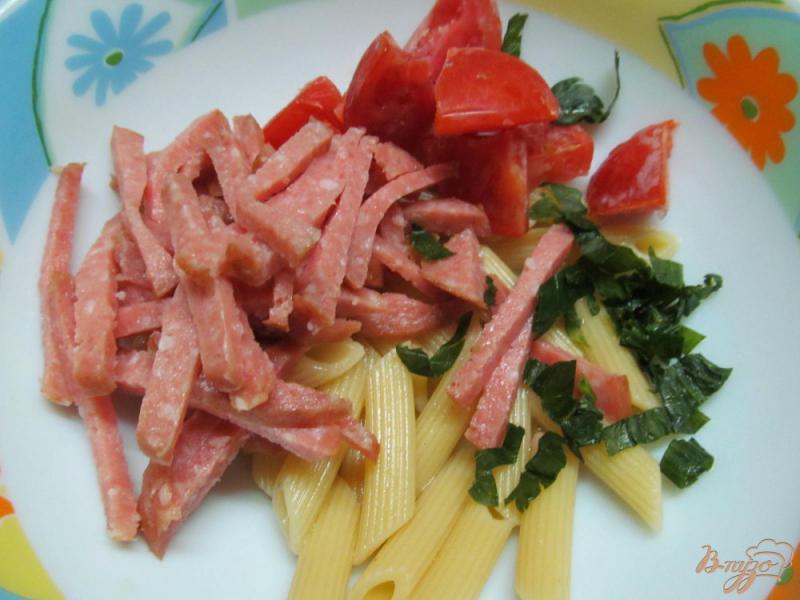Фото приготовление рецепта: Салат из макарон с бальзамическим уксусом шаг №3