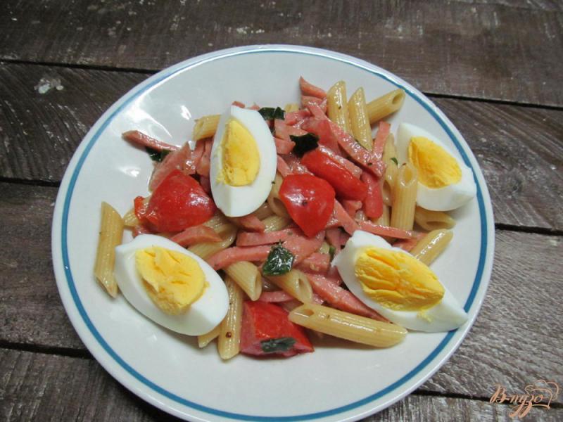 Фото приготовление рецепта: Салат из макарон с бальзамическим уксусом шаг №4