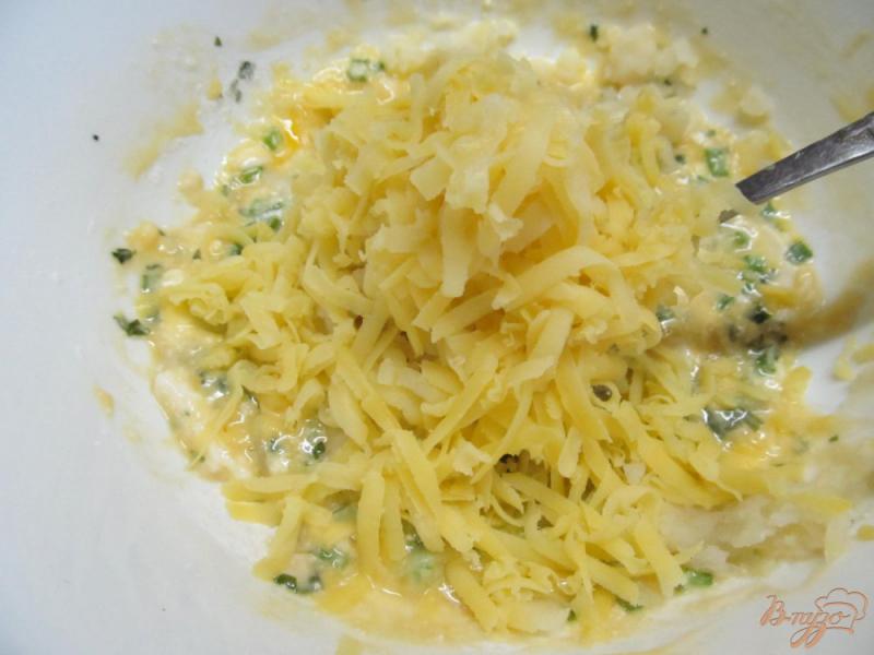 Фото приготовление рецепта: Картофельные оладьи с сыром шаг №3