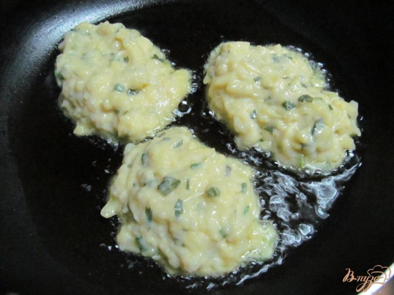 Фото приготовление рецепта: Картофельные оладьи с сыром шаг №4