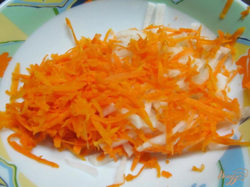 Фото приготовление рецепта: Салат из моркови тыквы и редьки шаг №3