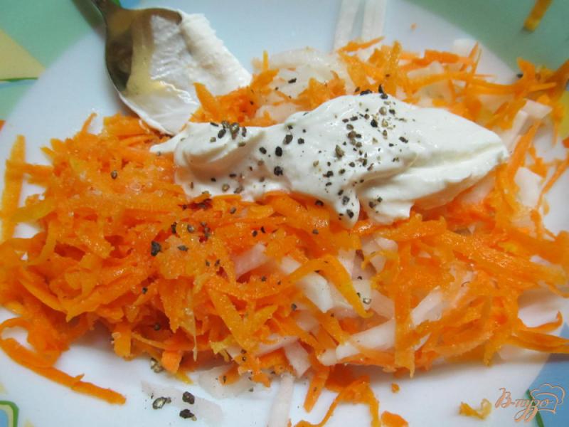 Фото приготовление рецепта: Салат из моркови тыквы и редьки шаг №4