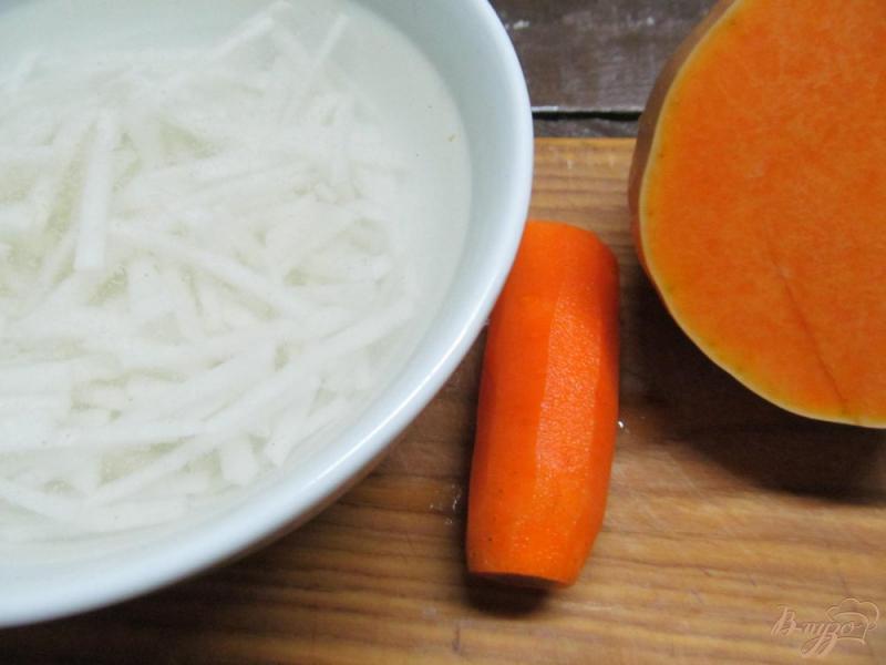 Фото приготовление рецепта: Салат из моркови тыквы и редьки шаг №2