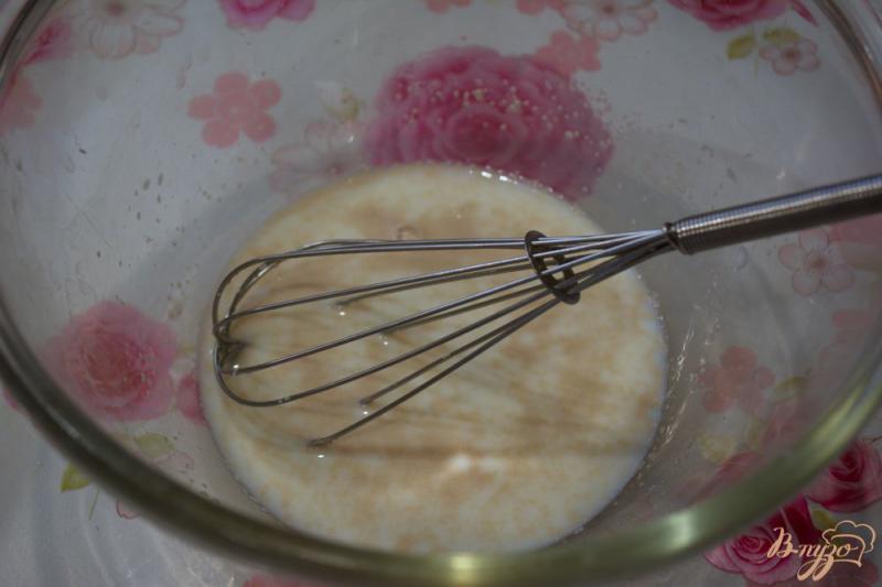 Фото приготовление рецепта: Оладушки на молоке и дрожжах шаг №2