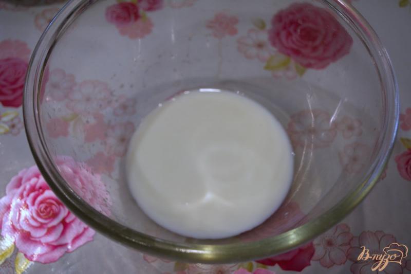 Фото приготовление рецепта: Оладушки на молоке и дрожжах шаг №1