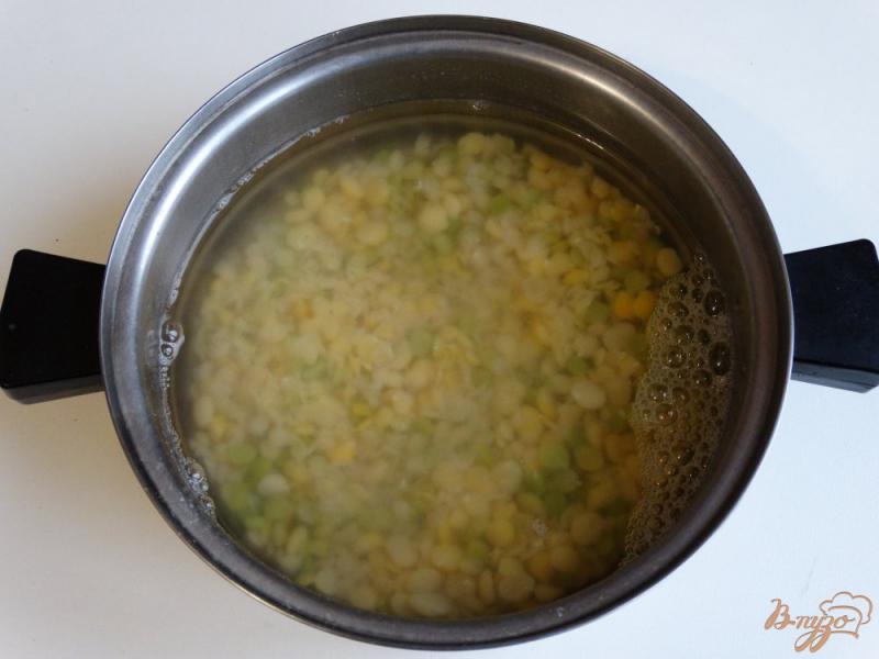 Фото приготовление рецепта: Суп из бобовой смеси с колбасой шаг №5