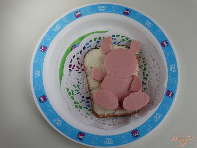 Фото приготовление рецепта: Бутерброд в детском оформлении «Зайка» шаг №2