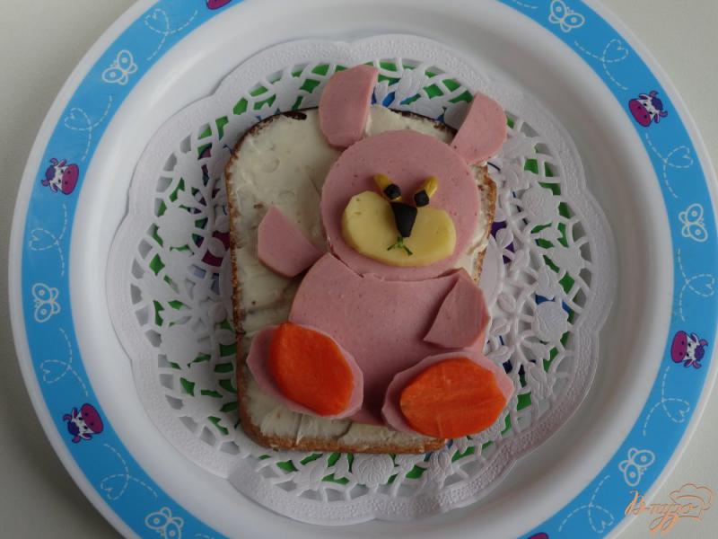 Фото приготовление рецепта: Бутерброд в детском оформлении «Зайка» шаг №4