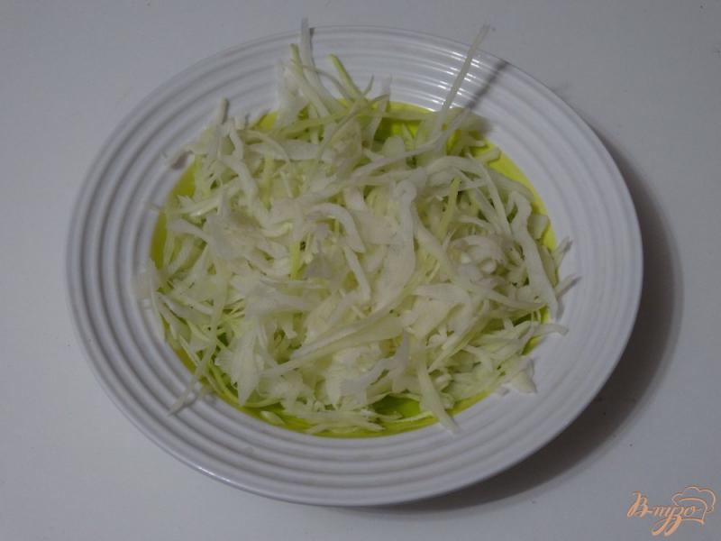 Фото приготовление рецепта: Капустный салат с яблоком и клюквой шаг №1