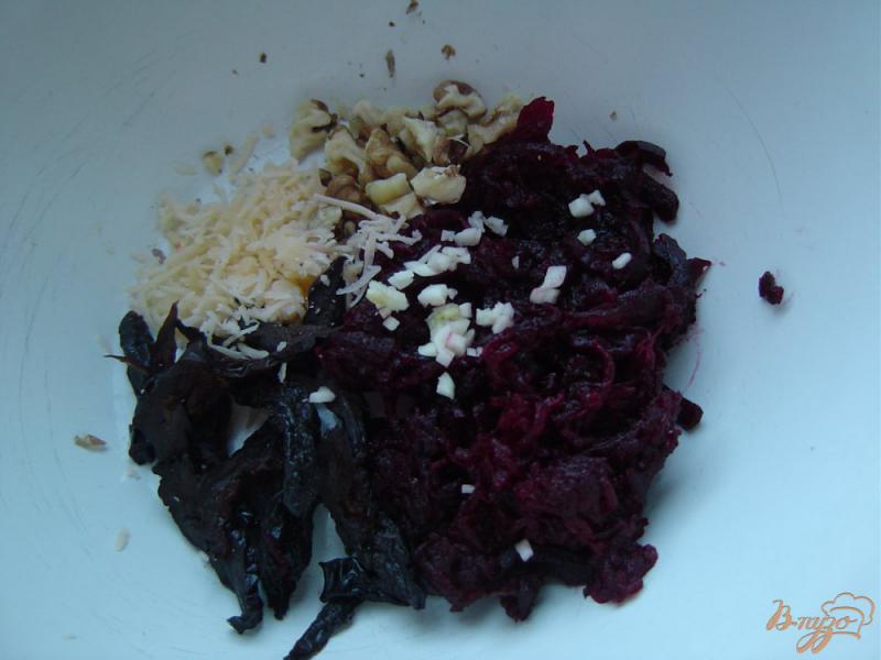 Фото приготовление рецепта: Свекольный салат с сыром, черносливом и изюмом шаг №5