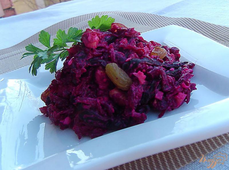 Фото приготовление рецепта: Свекольный салат с сыром, черносливом и изюмом шаг №6