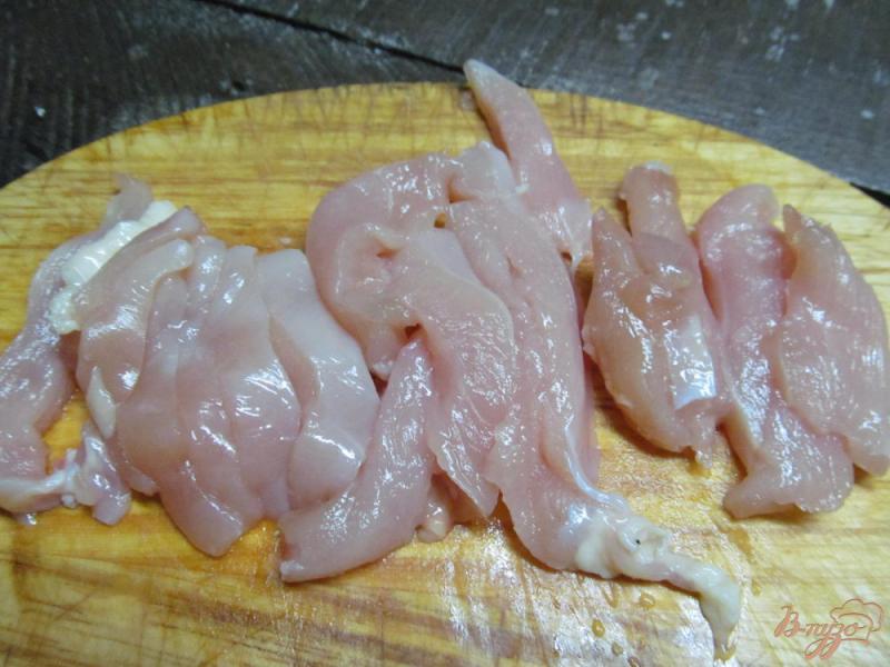 Фото приготовление рецепта: Салат из Мяса курицы перепелиных яиц и каперсов шаг №1