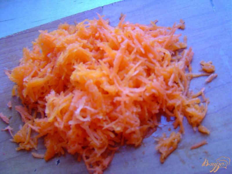 Фото приготовление рецепта: Морковный салат с копченой колбасой и кукурузой шаг №1