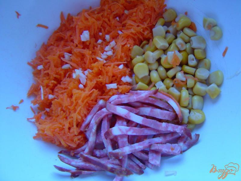Фото приготовление рецепта: Морковный салат с копченой колбасой и кукурузой шаг №3
