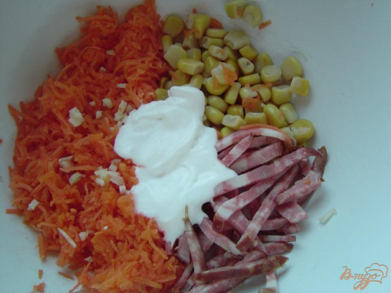 Фото приготовление рецепта: Морковный салат с копченой колбасой и кукурузой шаг №4
