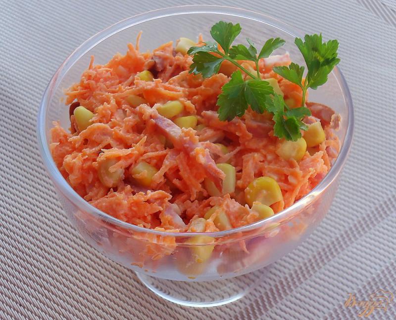 Фото приготовление рецепта: Морковный салат с копченой колбасой и кукурузой шаг №5