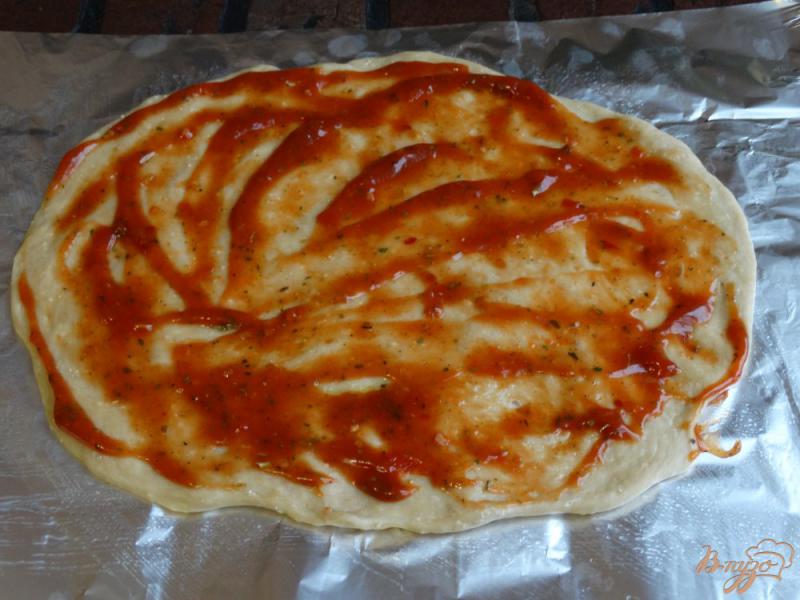 Фото приготовление рецепта: Пицца с двумя видами колбасы шаг №4