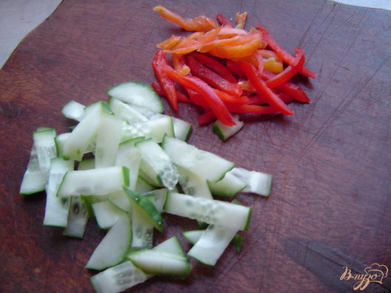 Фото приготовление рецепта: Капустный салат с огурцами, перцем и копченой колбасой шаг №2