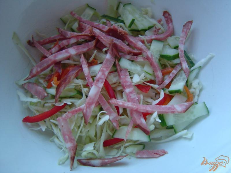 Фото приготовление рецепта: Капустный салат с огурцами, перцем и копченой колбасой шаг №4
