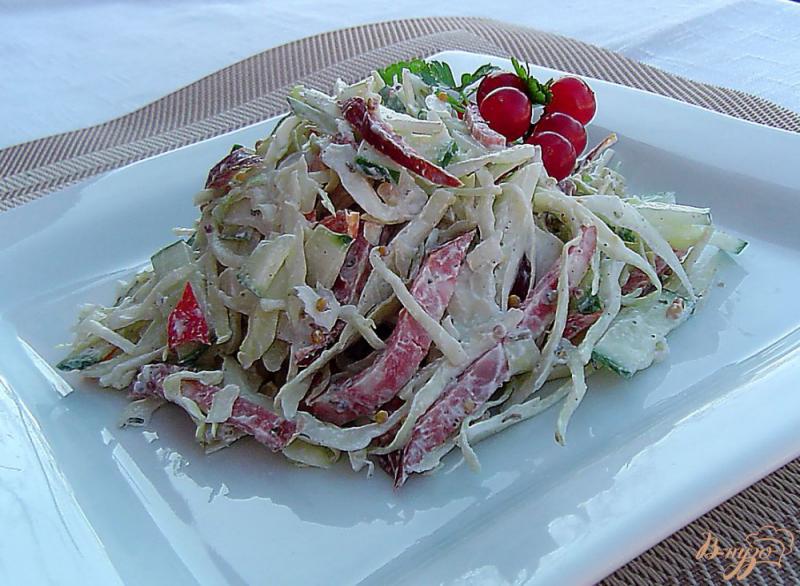 Фото приготовление рецепта: Капустный салат с огурцами, перцем и копченой колбасой шаг №6