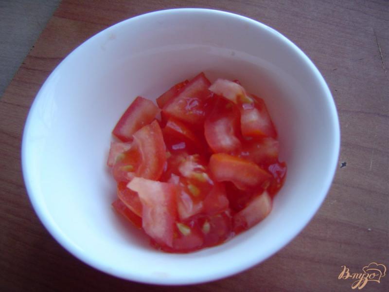 Фото приготовление рецепта: Салат с помидором,фасолью,сыром и колбасой шаг №3