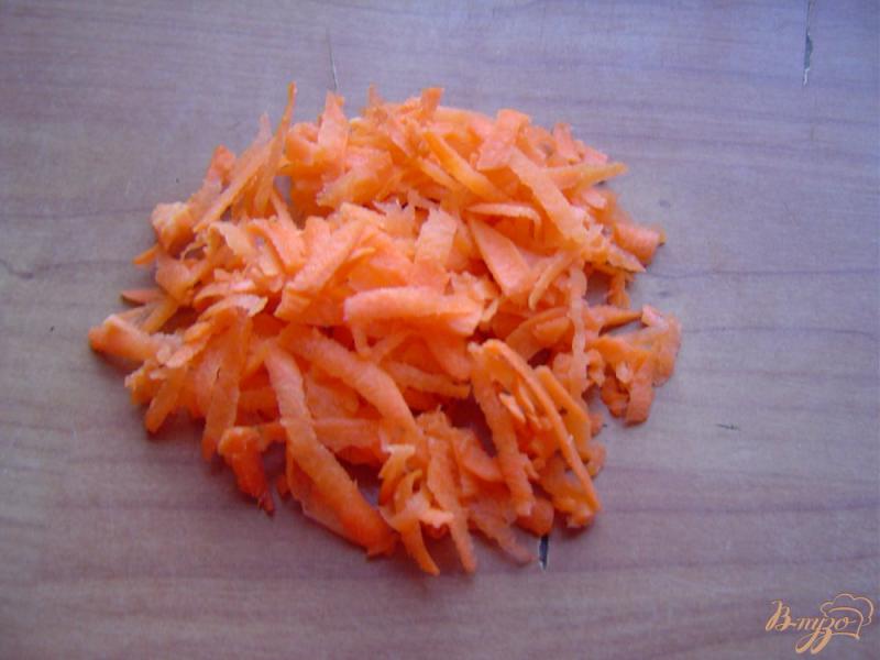 Фото приготовление рецепта: Салат из моркови, капусты и копченого колбасного сыра шаг №2
