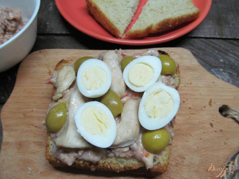 Фото приготовление рецепта: Бутерброд с фасолевой намазкой курицей и яйцами шаг №7
