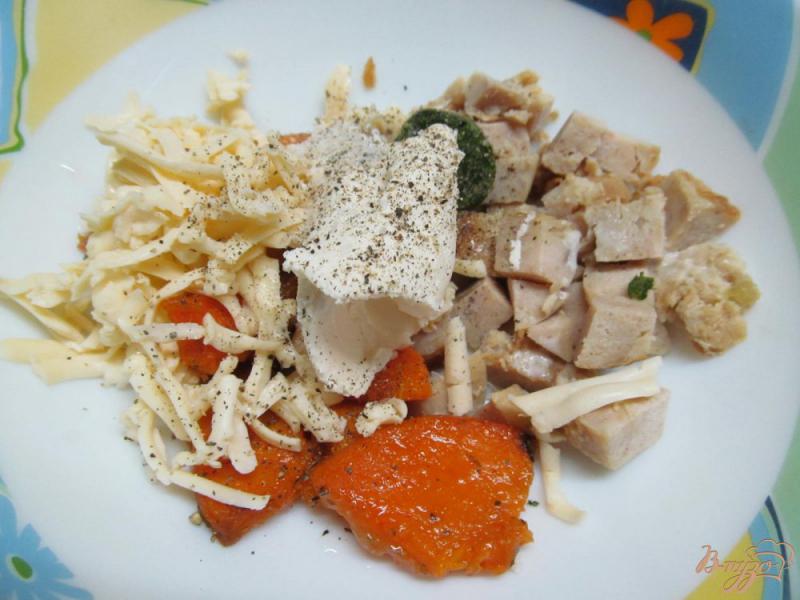 Фото приготовление рецепта: Киш с домашней колбасой тыквой и сыром шаг №3