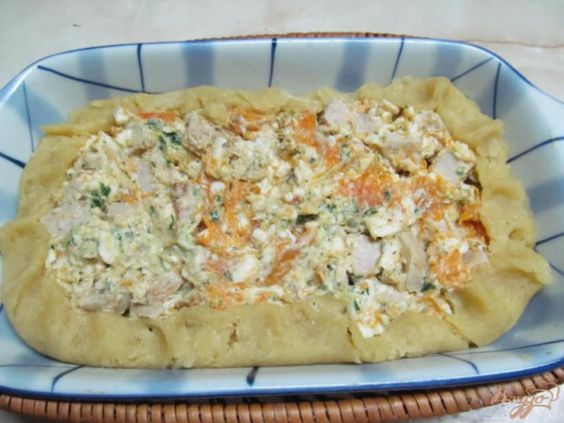 Фото приготовление рецепта: Киш с домашней колбасой тыквой и сыром шаг №4
