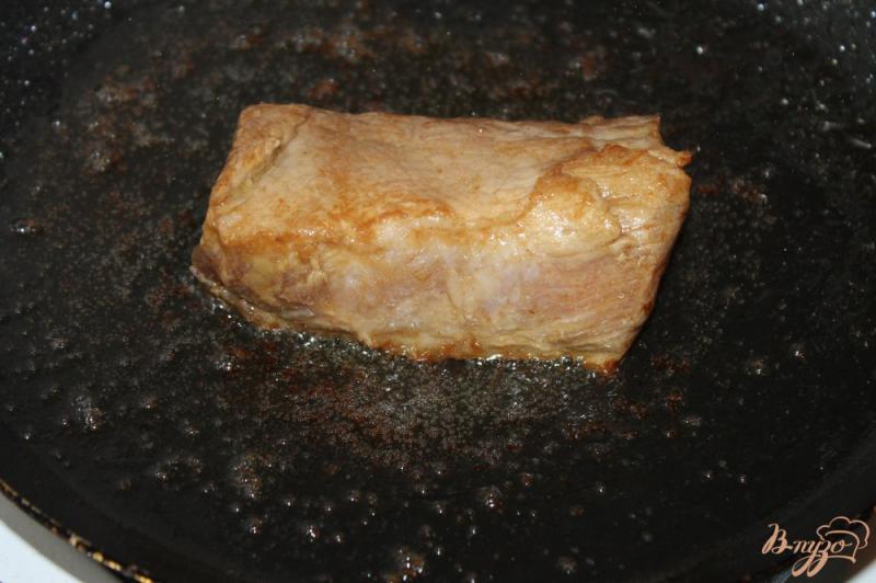 Фото приготовление рецепта: Свиная вырезка с смородиновым соусом шаг №4