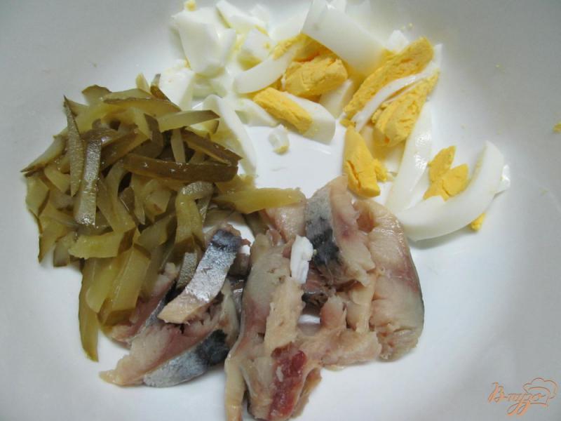 Фото приготовление рецепта: Салат из копченной скумбрии огурца и яйца шаг №2