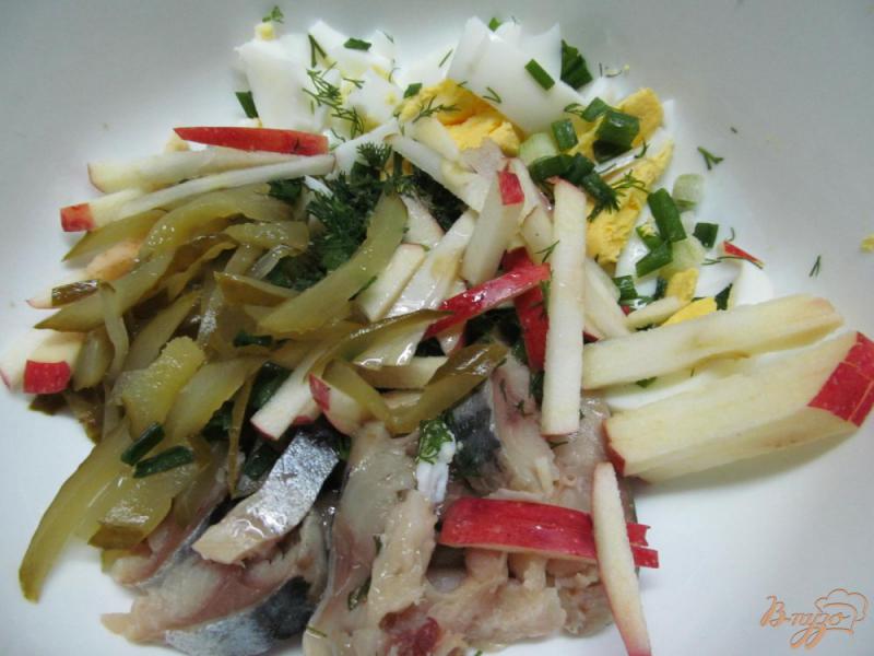 Фото приготовление рецепта: Салат из копченной скумбрии огурца и яйца шаг №3