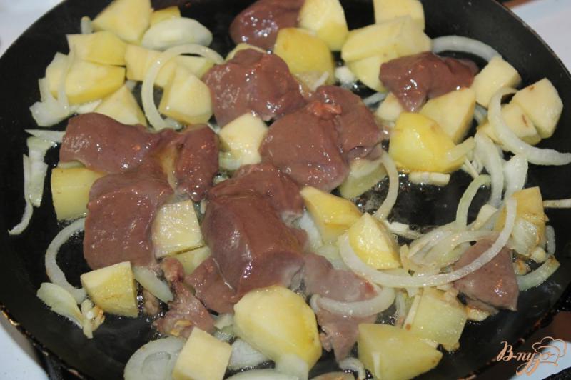 Фото приготовление рецепта: Картофель с печенью запеченные в горшочке под сыром шаг №4