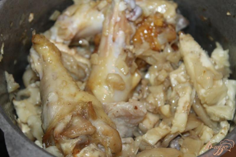 Фото приготовление рецепта: Куриные крылья тушенные с вешенками в соевом соусе шаг №3