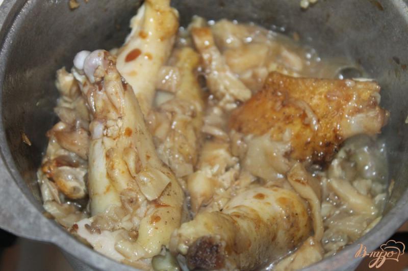 Фото приготовление рецепта: Куриные крылья тушенные с вешенками в соевом соусе шаг №4