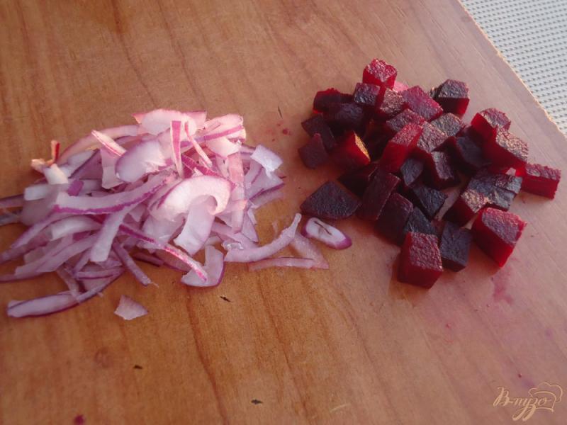 Фото приготовление рецепта: Свекольный салат с копченой колбасой, сыром,маринованными огурцами и кукурузой шаг №1